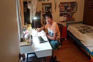 Martin Rodriguez, de 13 años, haciendo los deberes de Ingles en su habitación. Se organiza rutinas para tener libre sus tardes