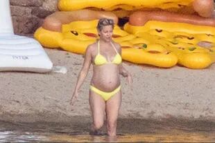 Kate Hudson lució su pancita de embarazada en sus vacaciones en Grecia