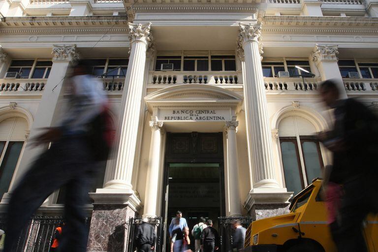 El Banco Central emitió aproximadamente 400.000 millones de pesos para comprar bonos nacionales y mantenerlos en un nivel de precios aceptables