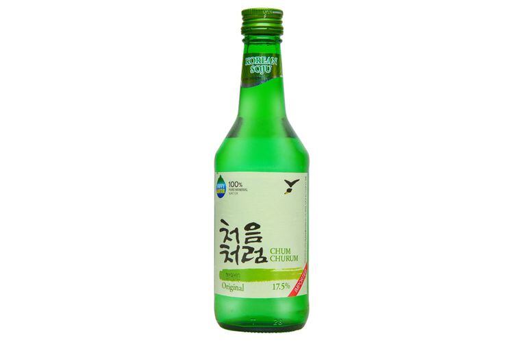 Soju, en su clásica botella verde.