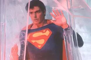 Una larga lista de actores se pensó para interpretar a Superman, pero finalmente fue un desconocido Christopher Reeves quien se puso el traje de superhéroe