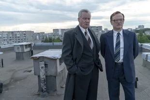 Stellan Skarsgard como Boris Shcherbina y Jared Harris como Valeri Legásov en Chernobyl, una miniserie de HBO