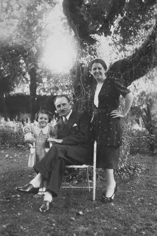 El fotógrafo con su esposa, Esther Sameh, y la pequeña Jeannette, única hija del matrimonio, 1938.