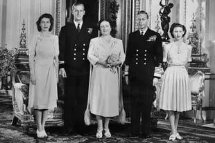 De izquierda a derecha: la princesa Isabel de Gran Bretaña (futura reina Isabel II), Philip Mountbatten (futuro duque de Edimburgo), la reina Isabel (futura reina madre), el rey Jorge VI y la princesa Margaret posan en el Palacio de Buckingham el 9 de julio de 1947 en Londres, el día en que se anunció oficialmente el compromiso de la princesa Isabel y Philip Mountbatten, el 9 de julio de 1947