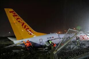 El avión de Pegasus se despistó y partió en Estambul