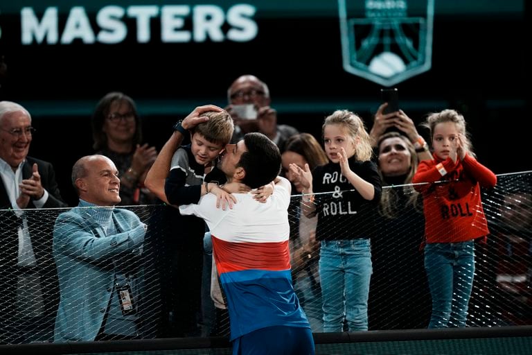 El serbio Novak Djokovic besando a su hijo Stefan después de derrotar al ruso Daniil Medvedev en la final de París-Bercy. 