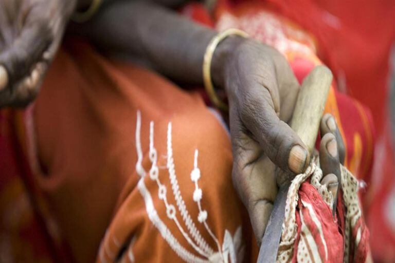 En Kabele, Etiopía, una mujer que solía practicar la mutilación genital a mujeres sostiene el cuchillo que utilizaba.