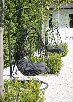 Un sector del jardín, donde dos egg-chairs de Tableware se vuelven protagonistas del momento de relax.