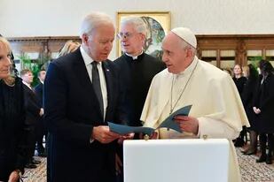En una audiencia récord, el Papa recibió a Biden por una hora y cuarto