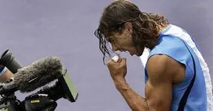 Rafael Nadal, en 2006, cuando jugaba con una remera sin mangas que dejaba ver sus bíceps de superhéroe. 