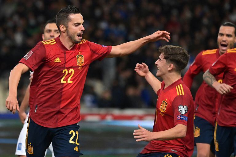 Pablo Sarabia festeja con su compañero Gavi el gol convertido ante Grecia, por las eliminatorias europeas rumbo a Qatar 2022.