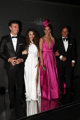 Roberto García Moritán, Pampita, Valeria Mazza (con vestido de Jorge Rey y galera) y Alejandro Gravier.
