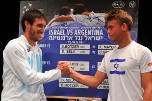 Mayer saludando a Bar Botzer, de Israel, antes del repechaje de la Copa Davis 2014 en EE.UU., un compromiso caliente que el Yacaré asumió con nervios pero con mucho compromiso. 