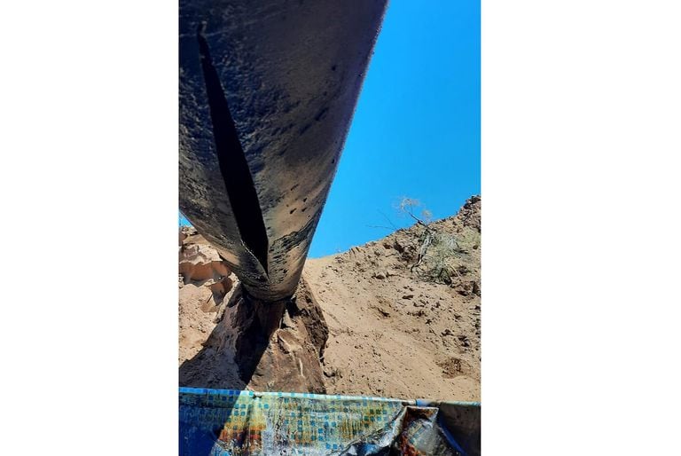 Pusieron una pileta de lona para contener el derrame de petróleo dentro del área de Medanito, 20 kilómetros al sur de la localidad de Catriel.en Río Negro