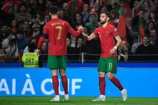 La celebración entre Cristiano Ronaldo y Bruno Fernandes, autor de los dos goles para el triunfo de Portugal sobre Macedonia del Norte