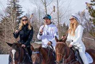 Mitad de vacaciones, mitad trabajando, Kate Hudson disfrutó de la nieve y la equitación en Aspen, Colorado. Con una sonrisa enorme y toda de blanco, la actriz posó para una sesión de fotos junto a su colega Sara Foster y el exjugador profesional de polo Nacho Figueras