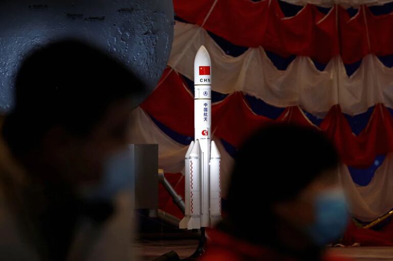 El cohete chino Long March-5 Y5, parte de su proyecto de exploración lunar. (Reuters/Tingshu Wang).