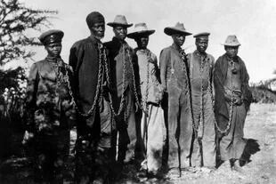 Prisioneros herero encadenados en 1904