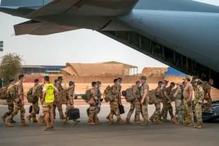  Soldados franceses del contingente Barkhane, que cumplían un despliegue de cuatro meses en el Sahel, suben a un avión de transporte de la Fuerza Aérea estadounidense para salir de su base en Gao, Malí, el miércoles 9 de junio de 2021