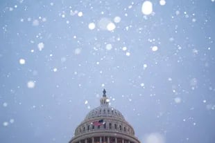 ARCHIVO.- El Capitolio recibe la nieve de la tormenta que afectó a la costa este durante el pasado 16 de enero.  (Photo by Stefani Reynolds / AFP)