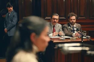 Darín y Lanzani como los fiscales Strassera y Moreno Ocampo en el film