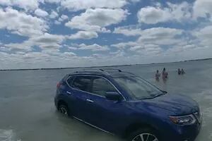 Manejaba por las playas de Florida y terminó con el auto sumergido en el mar