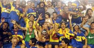 Boca festeja la Copa Sudamericana ganada en 2004: venció 2-0 a Bolívar, el 17 de diciembre de 2004