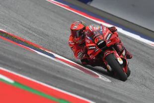 En un circuito favorable para Ducati, Francesco Bagnaia logró un contundente triunfo para recortar a 44 puntos la diferencia en el campeonato, con el puntero Fabio Quartararo