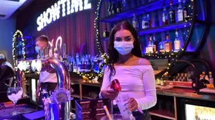 En una buena noche, las camareras en discotecas y fiestas de alto nivel en Miami pueden ganar hasta US$1000 en propinas