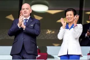 Hisako, princesa Takamado, junto al presidente de la FIFA, Gianni Infantino, viendo Japón vs. Costa Rica