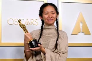 Antes de empezar a filmar Eternals, Chloe Zhao realizó Nomadland, film por el que ganó un Oscar en Mejor dirección. 