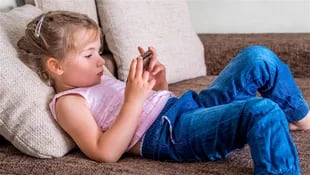 Los especialistas recomiendan que los primeros años de los pequeños transcurra lejos de los dispositivos electrónicos