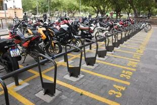 En la Casa de Gobierno de Mendoza ya funciona un estacionamiento para bicicletas.