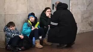 Familias buscaron refugio en la profunda red subterránea de Kiev