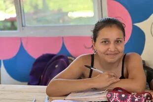 María durante una clase de inglés en la UFA Renacer, ubicada en el Paraje Pago Alegre, en la zona de Saladas