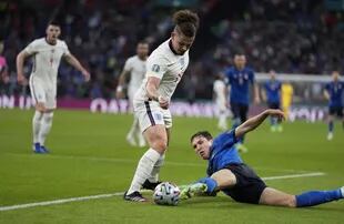 El mediocampista de Inglaterra Kalvin Phillips (L) lucha por el balón con el mediocampista de Italia Federico Chiesa (R) durante el último partido de fútbol de la UEFA EURO 2020 entre Italia e Inglaterra en el estadio de Wembley en Londres el 11 de julio de 2021.