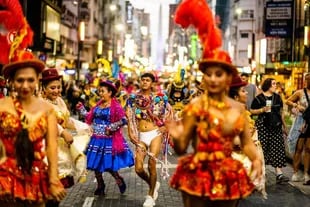 Soliloquio, propuesta de Tiziano Cruz, lleva la música y el baile andino a pleno centro de la avenida Corrientes como forma de denuncia