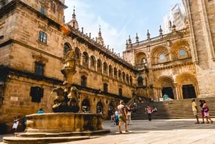 Las calles medievales de Santiago de Compostela reciben a los peregrinos