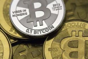Una representación física del bitcoin, la moneda que Microsoft comenzó a aceptar en sus tiendas on line