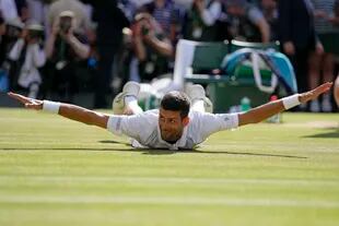 Djokovic y un vuelo hacia la eternidad: la celebración del serbio tras vencer a Kyrgios en la final de Wimbledon. 