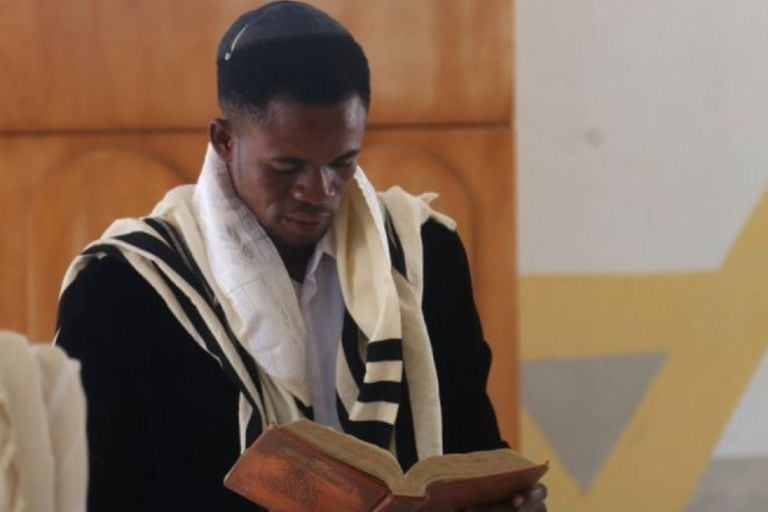 Shlomo Ben Yaakov se quiere convertir en el primer rabino nigeriano