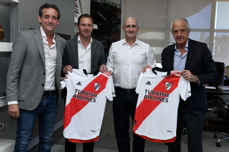 Ignacio Villarroel (Secretario general), Jorge Brito (Vicepresidente 1°) y Rodolfo D'Onofrio, con Pablo Lamo, General Manager de Adidas Argentina