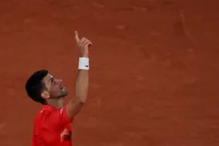 Djokovic celebra tras vencer a Yoshihito Nishioka en su estreno en el Court Philippe-Chatrier en París