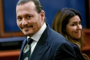 Camille Vasquez y Johnny Depp durante el juicio en la corte de Fairfax, Virginia