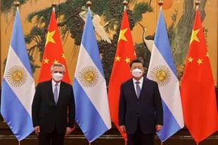 El presidente chino, Xi Jinping, a la derecha, y el presidente argentino, Alberto Fernández, posan para una foto antes de su reunión bilateral en el Gran Salón del Pueblo en Pekín, el domingo 6 de febrero de 2022. (Liu Weibing/Xinhua vía AP, Archivo)