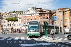 Jorge Macri analiza la incorporación de tranvías y colectivos eléctricos para mejorar la movilidad en la Ciudad