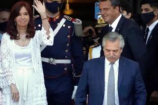 El Presidente de la Nación, Alberto Fernández y la Vicepresidenta Cristina Fernández de Kirchner saludan en la puerta del Congreso Nacional luego de concluida la apertura de la Asamblea Legislativa 2022.