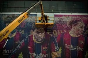 El momento en que Barcelona retira la gigantografía de Messi del Camp Nou