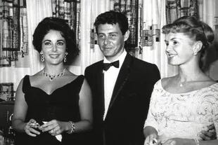 Reynolds junto a su esposo, Eddie Fisher, y su mejor amiga, Elizabeth Taylor