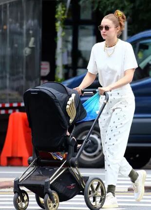 Gigi Hadid paseando con su hija, fruto de su amor con Zayn Malik